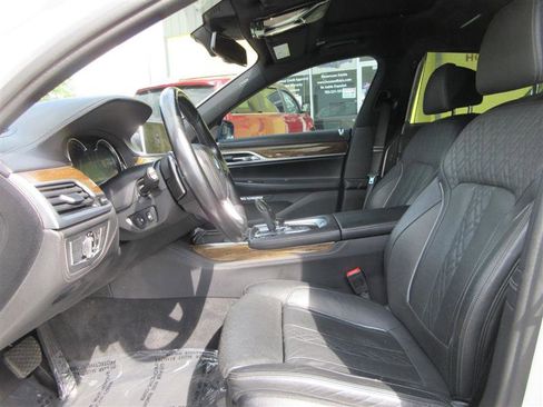 Used 2018 BMW 750i xDrive image 25