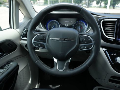 Used 2023 Chrysler Pacifica Touring-L FWD image 11