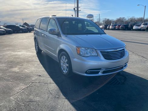 Used 2011 Chrysler Town & Country Touring-L w/ Entertainment Group #2 FWD image 5