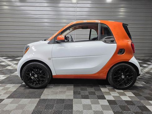 Used 2016 smart fortwo passion RWD image 9
