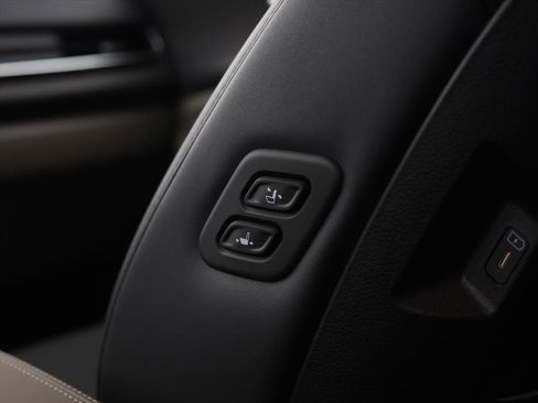 Used 2025 Kia Carnival EX image 20