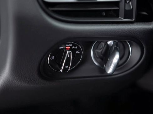 Certified 2025 Porsche Macan image 21