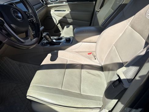 Used 2017 Jeep Grand Cherokee Overland w/ Jeep Active Safety Group image 9