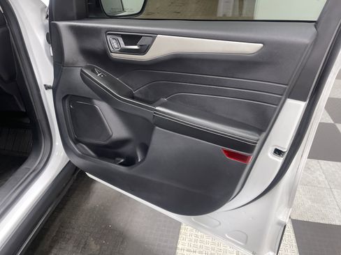 Used 2022 Ford Escape SE w/ SE Sport Appearance Package image 25