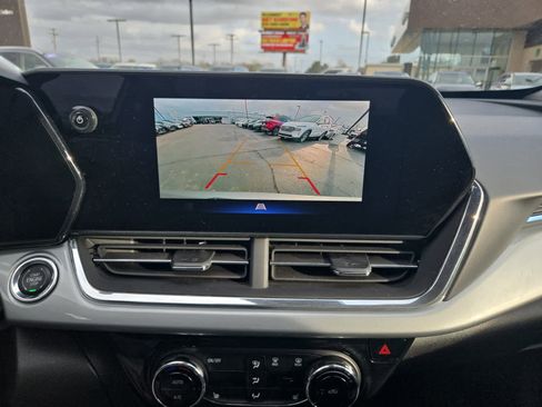 Used 2025 Chevrolet Trax LT w/ LT Convenience Package image 19