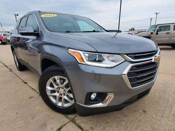 Used 2021 Chevrolet Traverse LT w/ LPO, Cargo Package FWD image 3