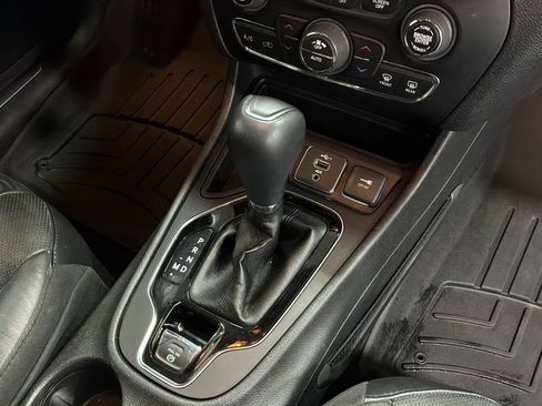 Used 2020 Jeep Cherokee Limited w/ Technology Group FWD image 12
