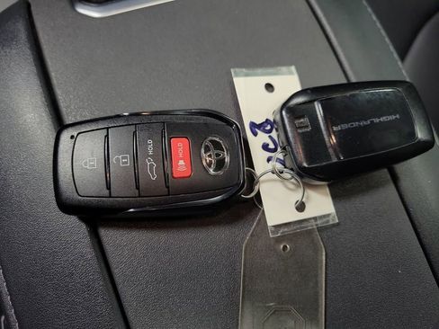 Used 2024 Toyota Highlander XLE image 16