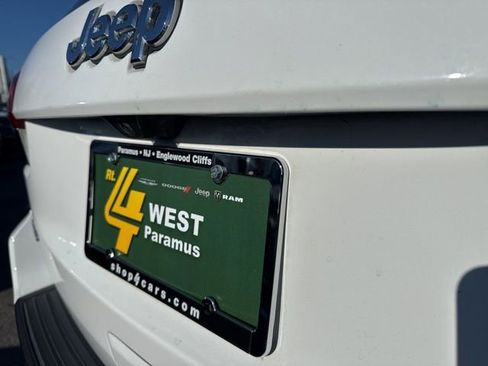 Used 2022 Jeep Grand Cherokee Laredo X image 15