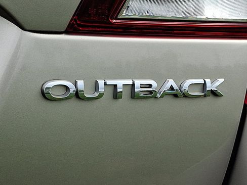 Used 2018 Subaru Outback 2.5i Limited AWD/4WD image 10