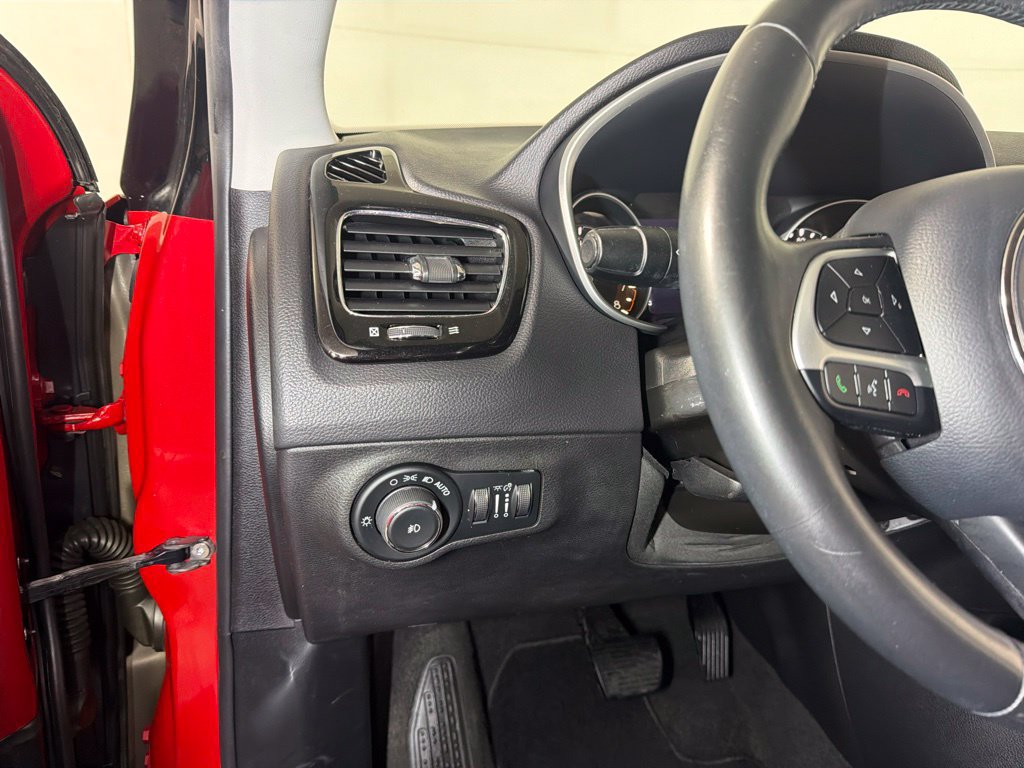 Used 2018 Jeep Compass Latitude w/ Popular Equipment Group FWD image 11