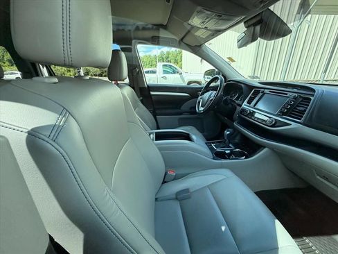 Used 2018 Toyota Highlander XLE AWD/4WD image 24