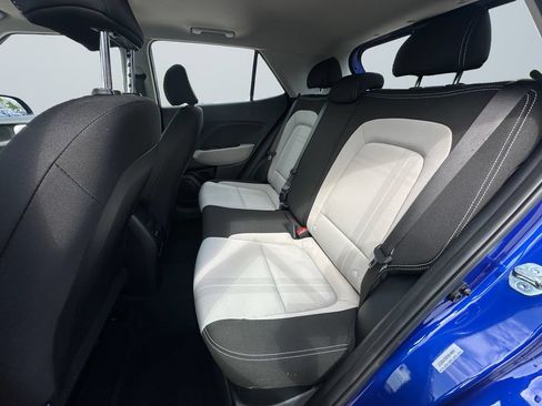 Used 2025 Hyundai Venue SEL FWD image 13