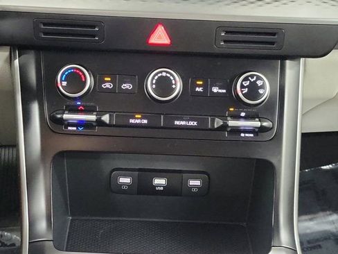 Used 2024 Kia Carnival LX FWD image 32