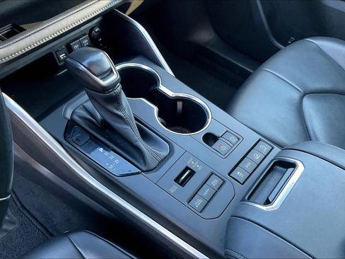 Used 2020 Toyota Highlander XLE image 16