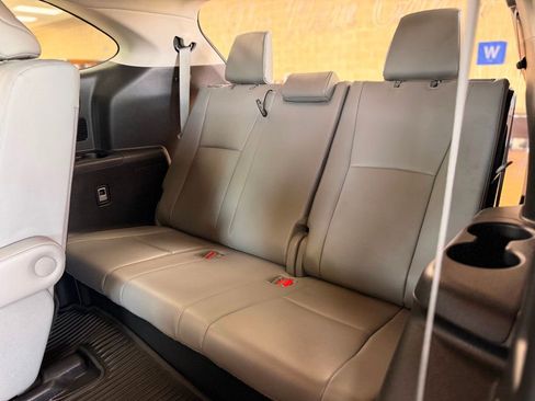 Used 2022 Toyota Highlander XLE FWD image 19