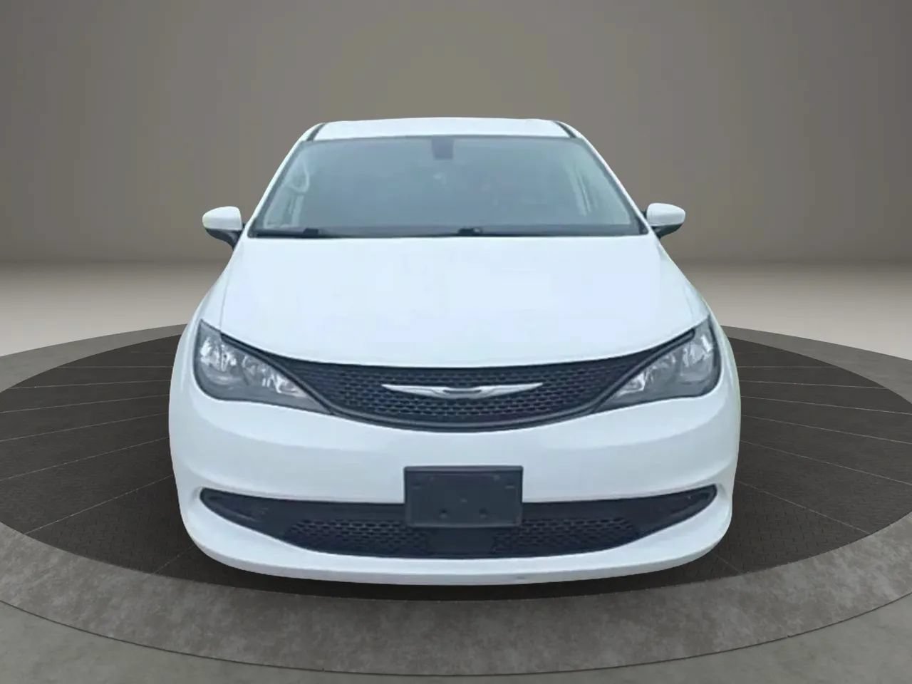 Used 2021 Chrysler Voyager L FWD image 2
