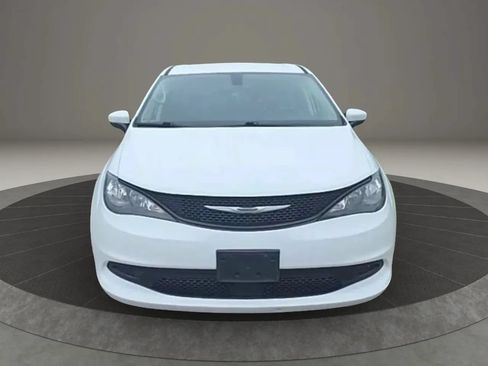 Used 2021 Chrysler Voyager L FWD image 2