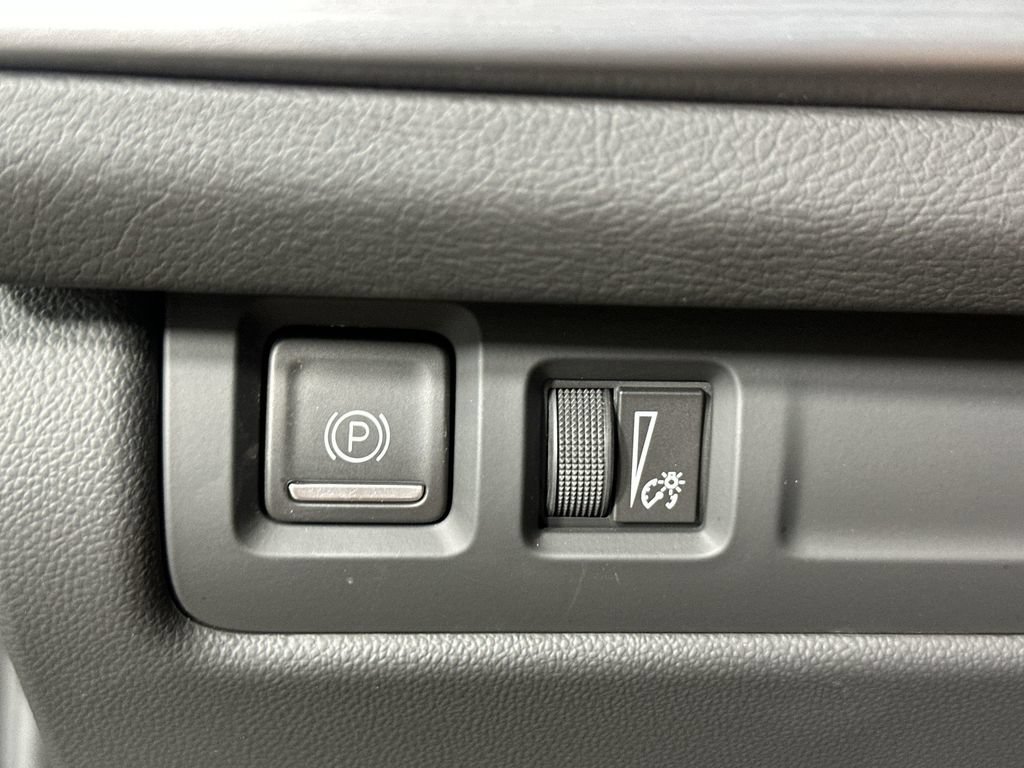 Used 2024 Cadillac XT4 Luxury w/ Cold Weather Package AWD/4WD image 21