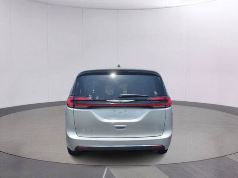 Used 2024 Chrysler Pacifica Touring-L FWD image 6