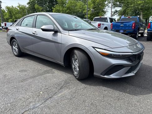 Used 2024 Hyundai Elantra SE FWD image 3
