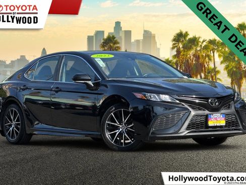 Used 2023 Toyota Camry SE image 1