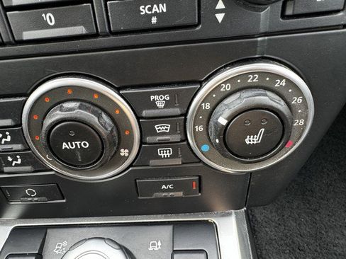 Used 2011 Land Rover LR2 HSE image 32