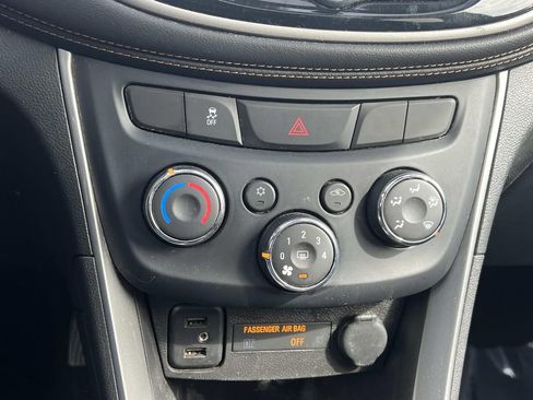 Used 2020 Chevrolet Trax LT w/ Sun & Sound Package image 20