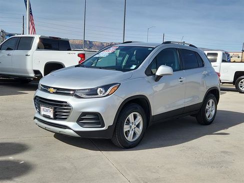 Used 2022 Chevrolet Trax LT w/ LT Convenience Package image 2