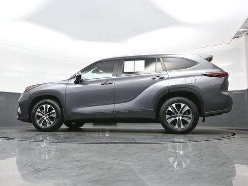 Used 2024 Toyota Highlander XLE AWD/4WD image 30