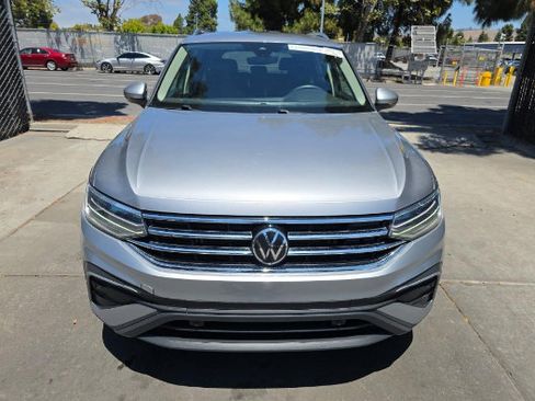 Used 2024 Volkswagen Tiguan SE AWD/4WD image 2