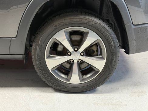 Used 2019 Jeep Cherokee Limited w/ Luxury Group AWD/4WD image 3