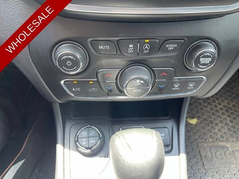 Used 2019 Jeep Cherokee Trailhawk AWD/4WD image 11
