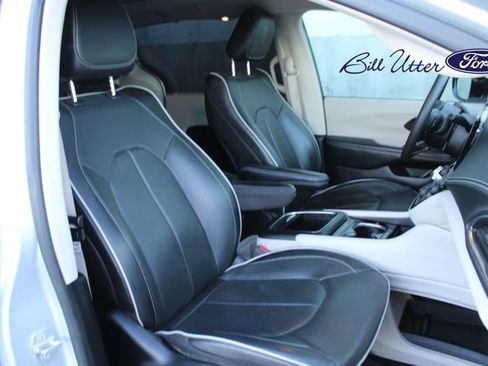 Used 2023 Chrysler Pacifica Limited image 11