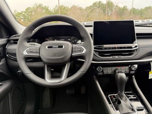 New 2026 Jeep Compass Latitude image 18
