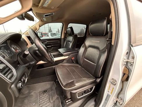 Used 2019 RAM 1500 Laramie AWD/4WD image 32