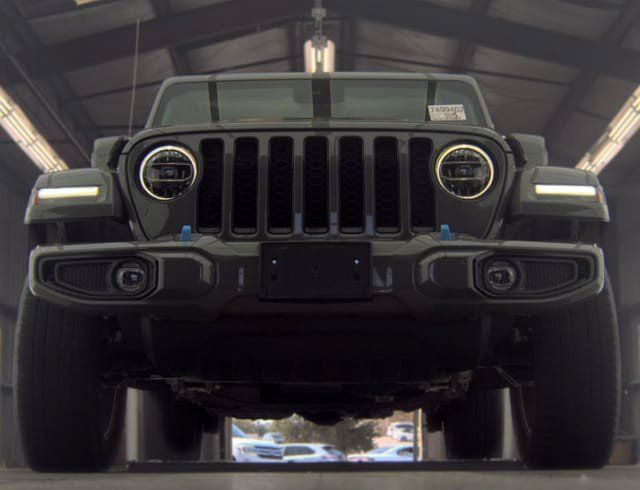 Used 2022 Jeep Wrangler Unlimited Sahara AWD/4WD image 9