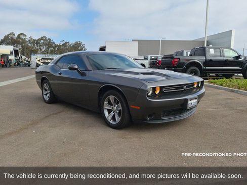 Used 2019 Dodge Challenger SXT RWD image 3