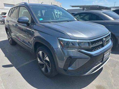 Used 2024 Volkswagen Taos SE AWD/4WD image 2