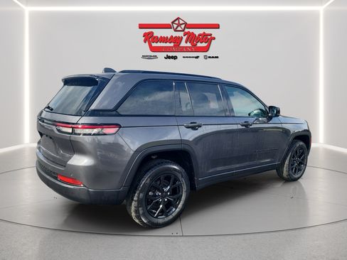 Used 2025 Jeep Grand Cherokee Altitude AWD/4WD image 5