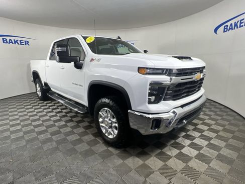 Used 2024 Chevrolet Silverado 2500 LT AWD/4WD image 2