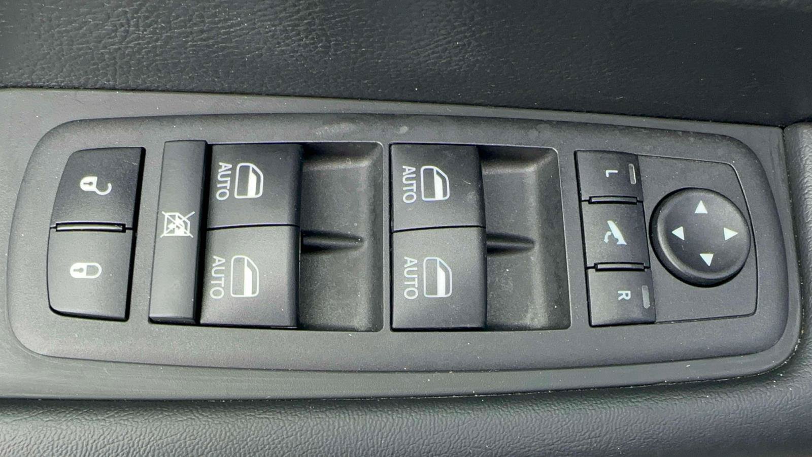 Used 2023 Chrysler Pacifica Limited w/ S Appearance Package FWD image 13