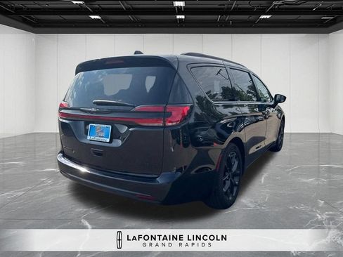Used 2025 Chrysler Pacifica Limited FWD image 5