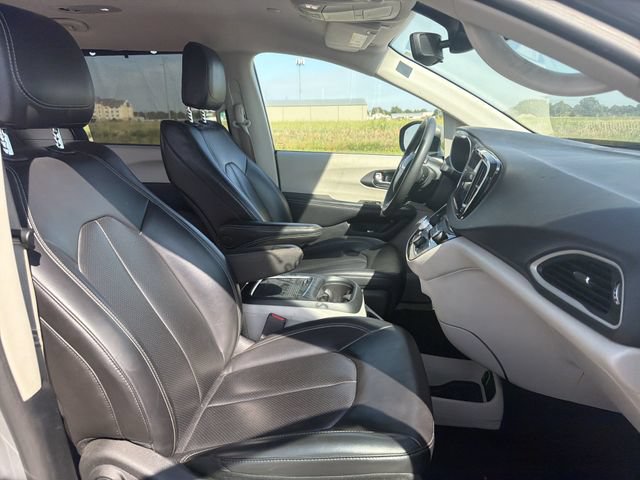 Used 2023 Chrysler Pacifica Touring-L FWD image 14