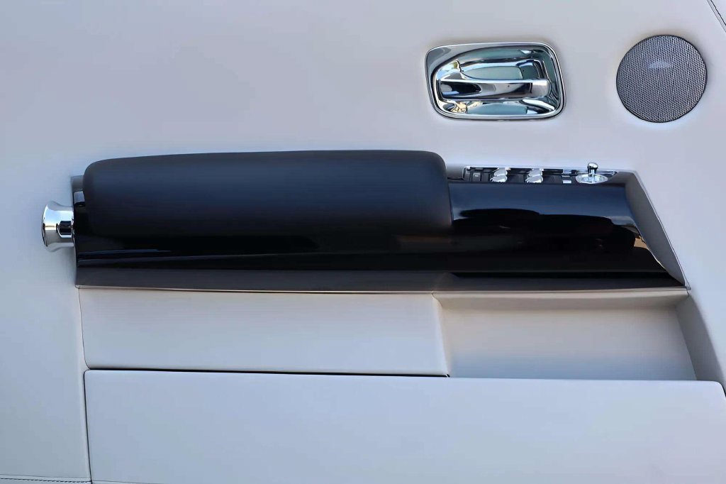 Used 2015 Rolls-Royce Phantom Drophead Coupe RWD image 18