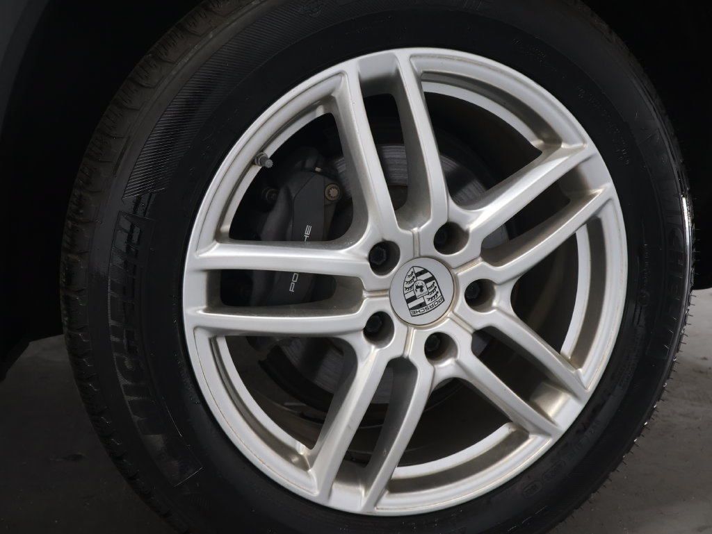 Used 2018 Porsche Cayenne w/ Premium Package AWD/4WD image 36