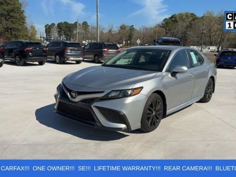 Used 2022 Toyota Camry SE FWD image 1