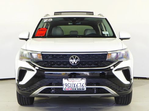 Used 2023 Volkswagen Taos SE w/ Panoramic Sunroof Package FWD image 3