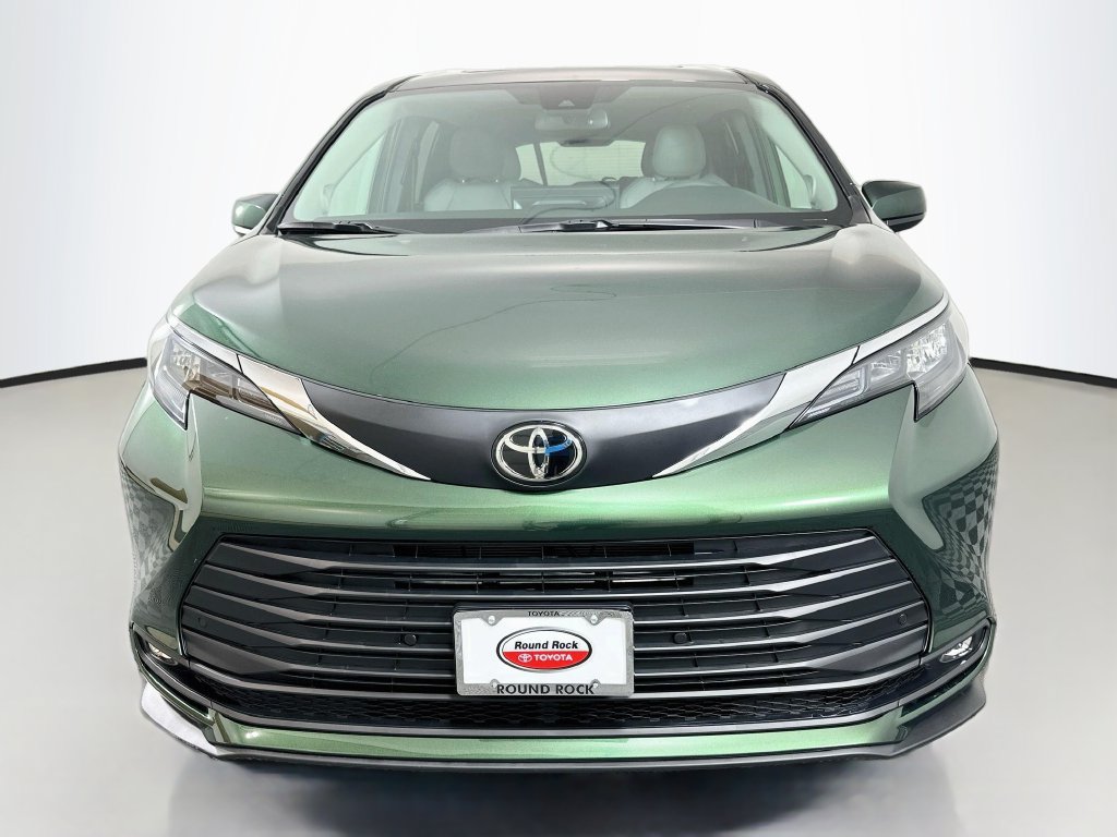 Certified 2026 Toyota Sienna XLE FWD image 2