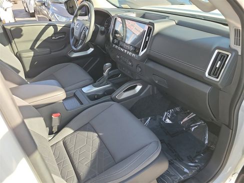 Certified 2025 Nissan Frontier SV w/ Tow Package image 16